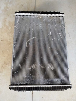 RADIADOR FORD CARGO 2422 (ID:8798)