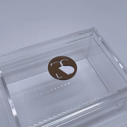 Caixa P tampa removível - Logo alto relevo inicial ou desenho