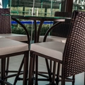 Conjunto Mesa Bistrô Vidro 4 Banquetas Estofada Fibra Sintética e Alumínio Dourados