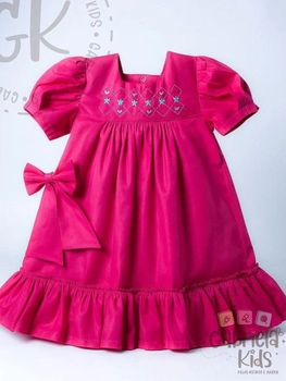 vestido rosa acompanha com laço de cabelo