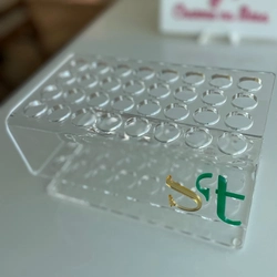 Suporte 32 espaços resina - Logo alto relevo inicial ou desenho