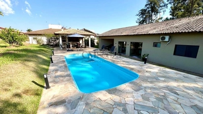 Casa à venda no Cond. Estância SANTA PAULA c/ 250m² construção, 4 dorm. (2 suítes) churrasqueira, piscina, terreno de 1.708m² com pomar e campo de futebol