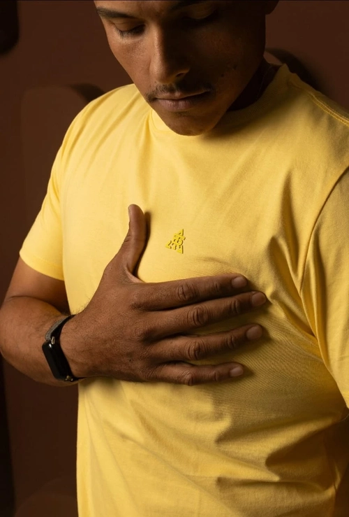 Camiseta Masculina Amarela com Logo Bordado ATR  Tamanhos P, M