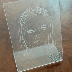 Display Rosto gravado - Logo alto relevo inicial ou desenho