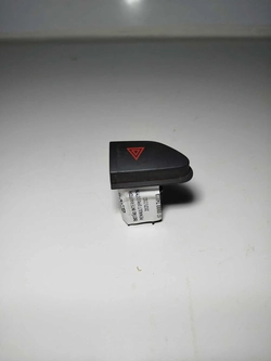 BOTÃO INTERRUPTOR PISCA ALERTA OROCH DYN 1.6 SCE 2022 (id:5738)