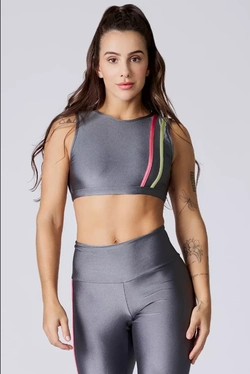 TOP FITNESS COM DECOLOTE FECHADO, COSTAS EM V, BOJO REMOVÍVEL E PROTEÇÃO UV 50+