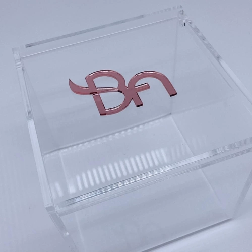 Caixa Cubo - Logo alto relevo inicial ou desenho