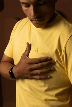 Camiseta Masculina Amarela com Logo Bordado ATR  Tamanhos P, M