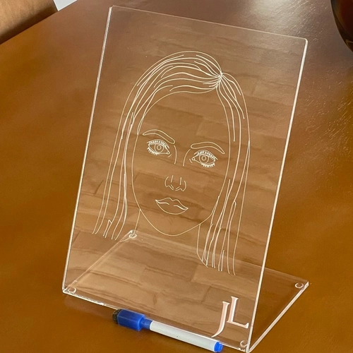 Display Rosto gravado - Logo alto relevo inicial ou desenho