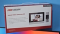 Kit Video Porteiro Hibrido Porteiro Externo de 4 Fios e Tela Interna Ip Hikvision Ds-Kis302-P (APP Hik-Connect)