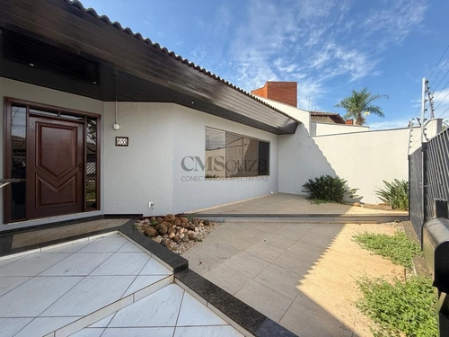 Casa térrea à venda no Bairro Mediterrâneo em Londrina, 302m², 5 quartos e piscina