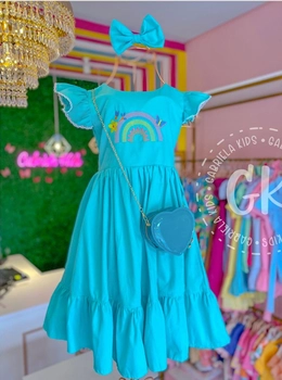 vestido azul bordado na frente, acompanha com laço de cabelo .