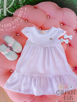 vestido azul com pequenas pérolas e babado na barra