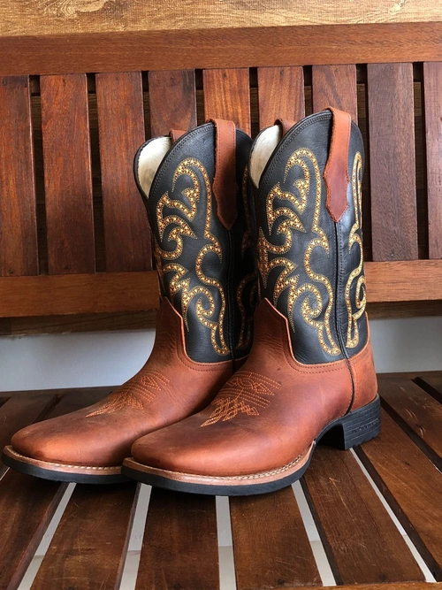 Bota Country Masculina em Couro Marrom com Cano Preto Bordado Tamanho 39