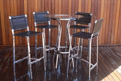 Banqueta (Madri) Fabricado com estrutura de alumínio polido ou pintura eletrostática epox e revestido com fibra sintética