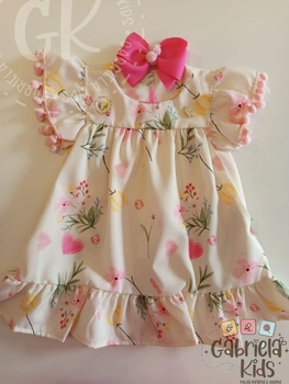 vestido estampa floral e detalhe de pompons nas mangas