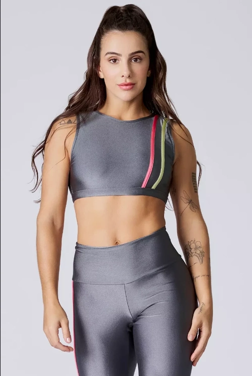 TOP FITNESS COM DECOLOTE FECHADO, COSTAS EM V, BOJO REMOVÍVEL E PROTEÇÃO UV 50+