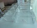 Caixa Luvas/Papel/máscara Cristal - Logo alto relevo inicial ou desenho
