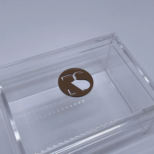 Caixa P tampa removível - Logo alto relevo inicial ou desenho