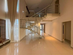 Casa à venda no Alphaville Londrina 2 com 240m², 3 suítes, piscina e área gourmet em condomínio fechado de alto padrão