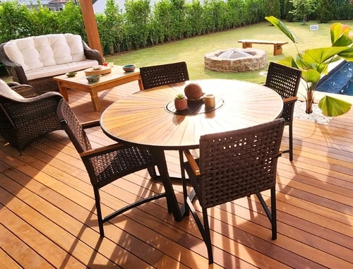 MESA COLORADO COM TAMPO PIZZA 1,10 METROS COM 4 CADEIRAS COM BRAÇO