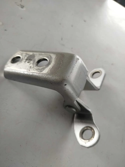 Dobradiça Porta Diant. Esq. Toyota Hilux 2020 (id:17719)