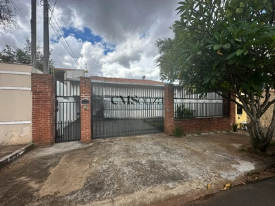 Casa à venda no Jardim Universitário em Londrina  160m²  3 quartos  área gourmet  aquecimento solar