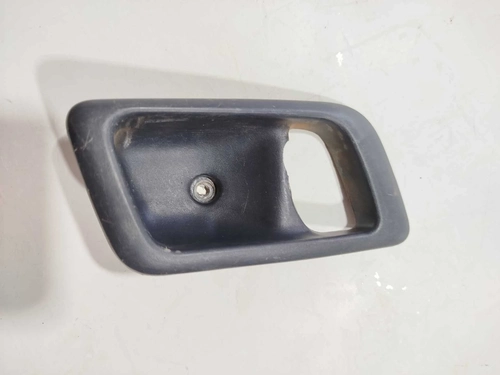 Moldura maçaneta interna esquerda da Fiat Strada 2013 (ID:385)