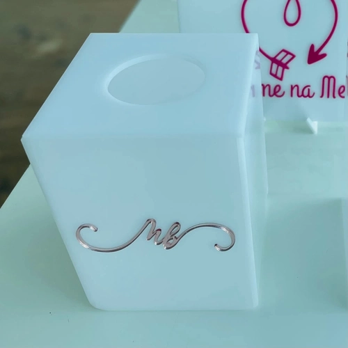 Lixeira de mesa acrílico Branco - Logo alto relevo inicial ou desenho